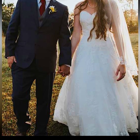 EUC WEDDING DRESS WITH POCKETS - Picture 1 of 9